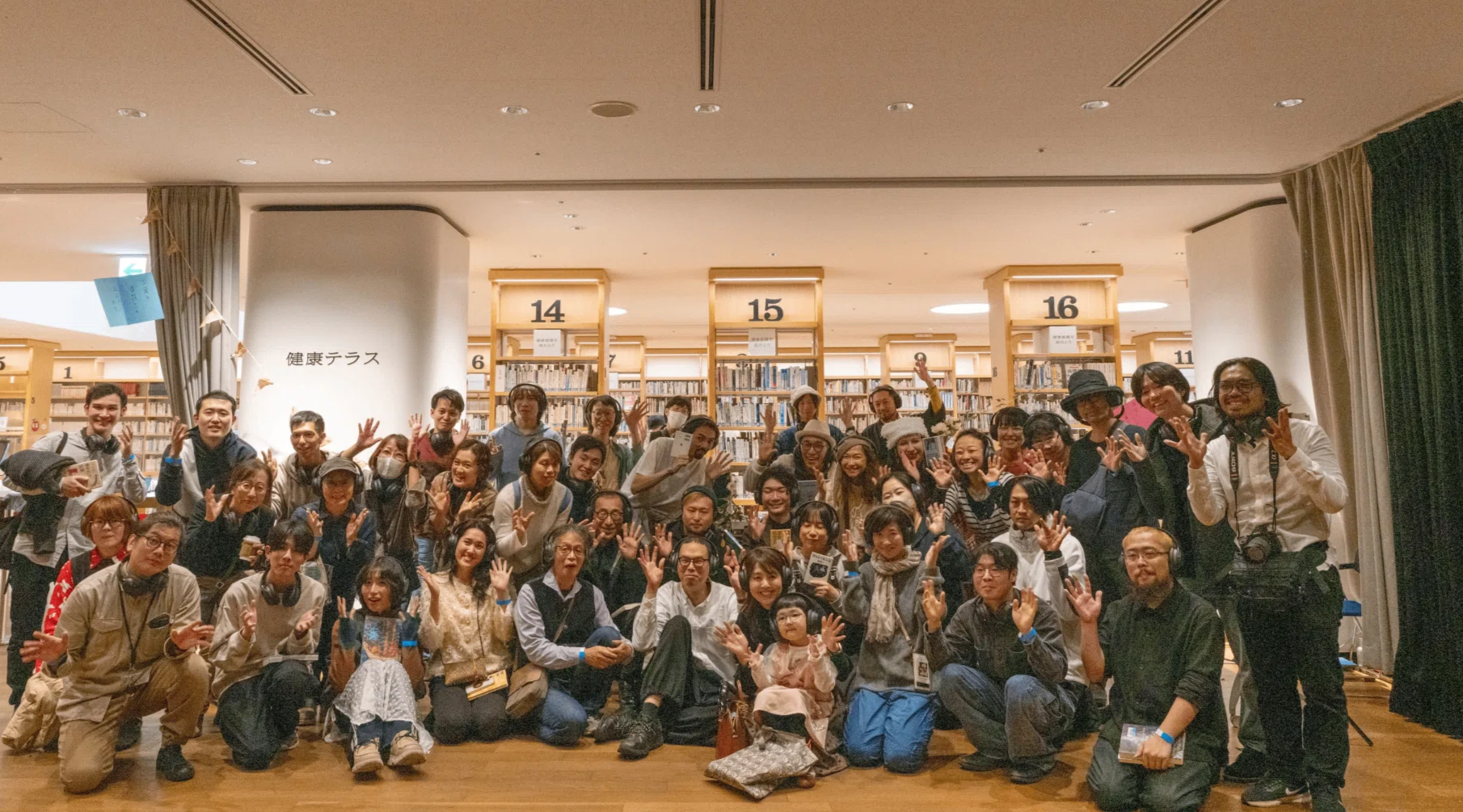 書店で開かれた踊れる文学の参加者
