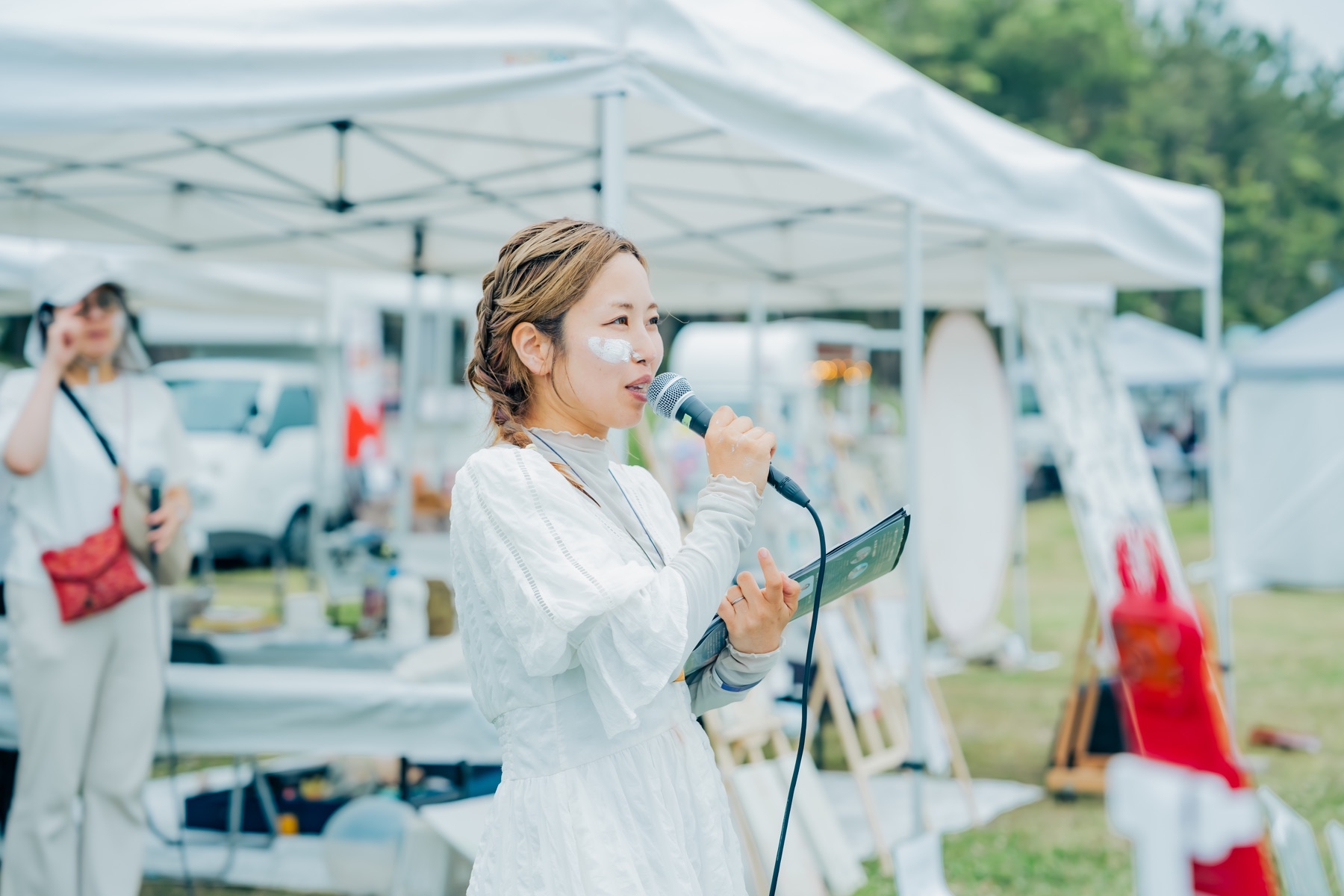 CLAYTOPIA 2026 会場を案内する出演者