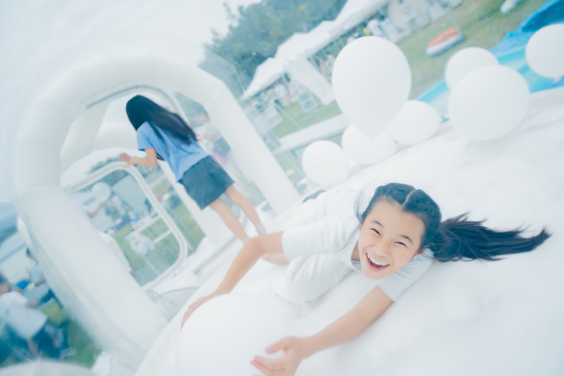 CLAYTOPIA 2026 白い遊具で遊ぶ子ども