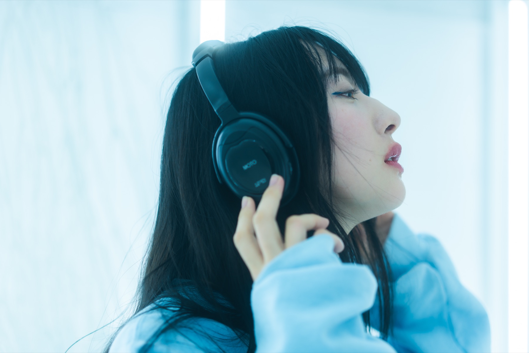 ヘッドホンで音を楽しむ参加者