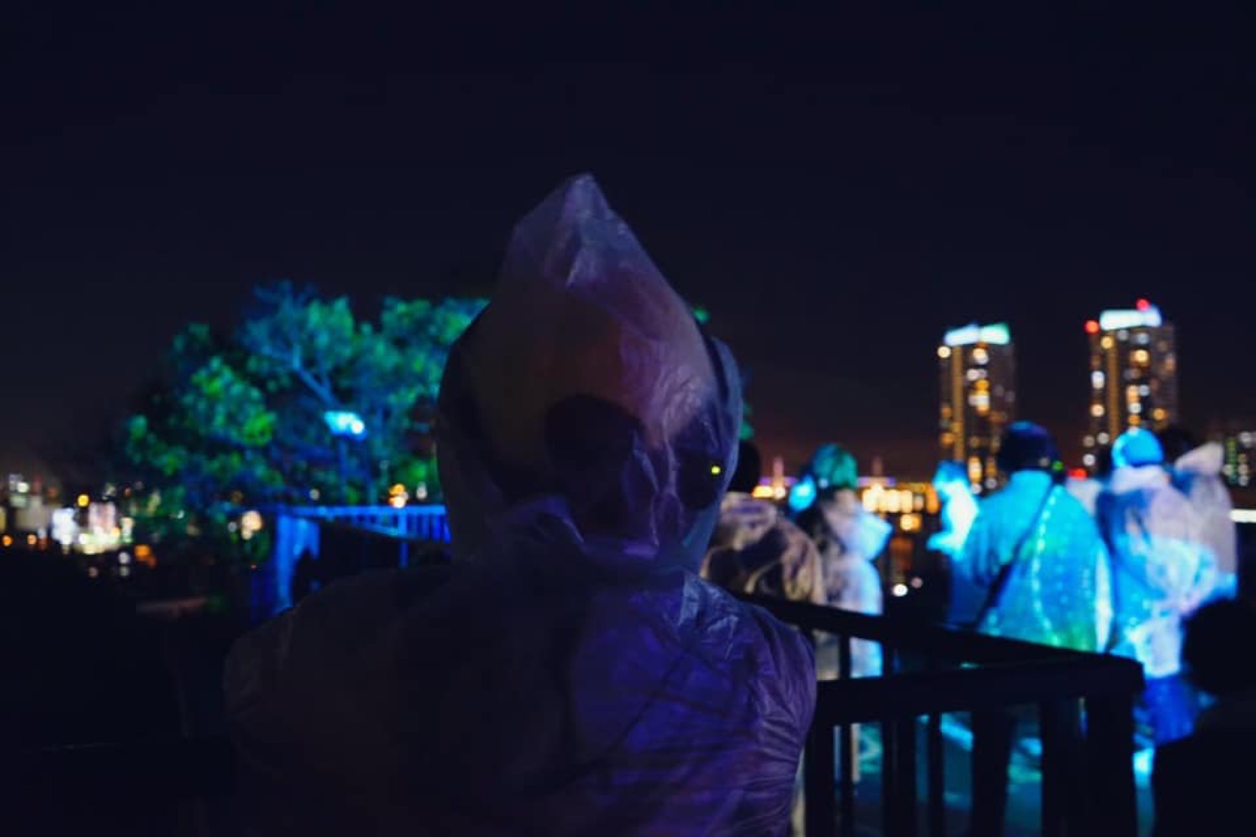 夜景の中を巡るサイレントイベント