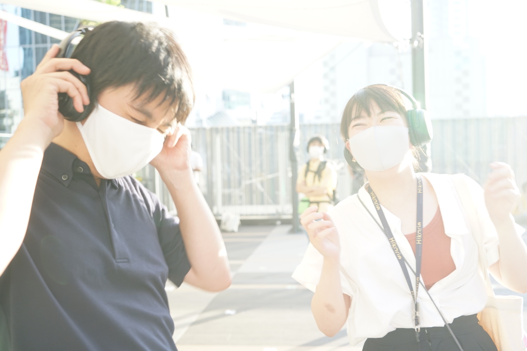 屋外でヘッドホンを装着する参加者