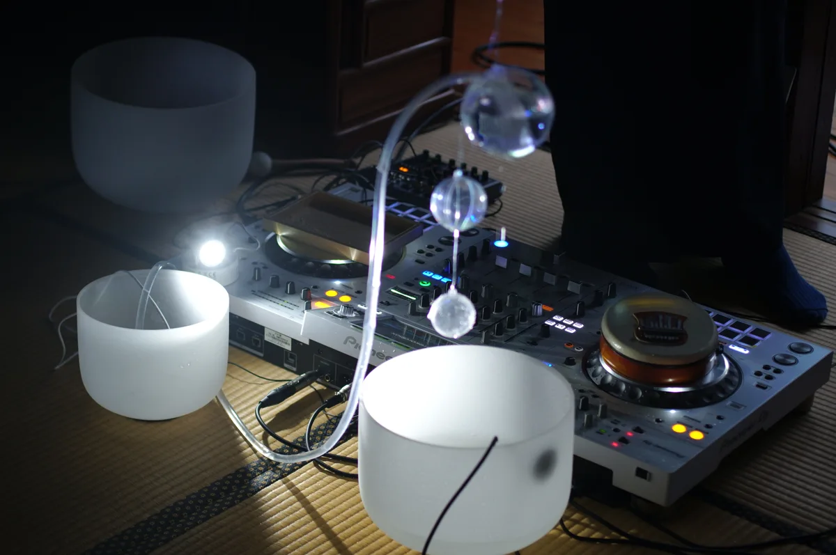 大小の水球、クリスタルボウルと音響機材によるwater sideの設え