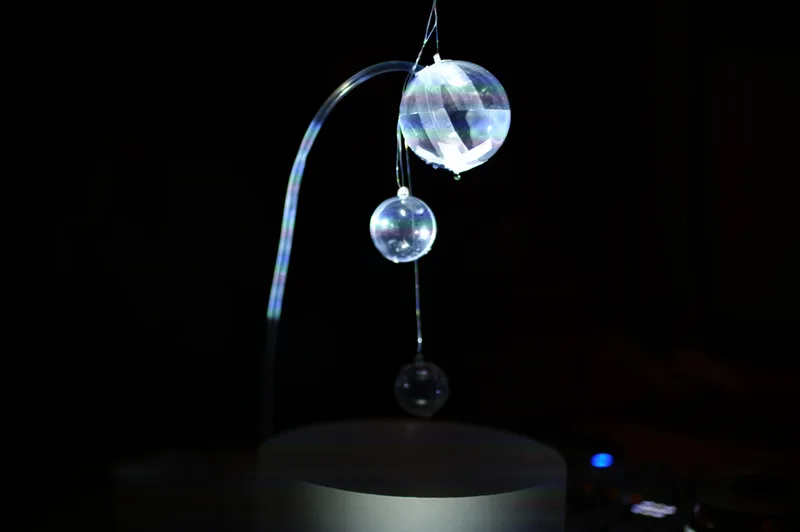 光を映すwater sideの水球